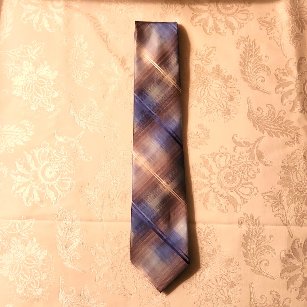 NEW. VAN HEUSEN MEN'S NECK TIE.  BLUE, GRAY & WHITE PLAID.   NWOT